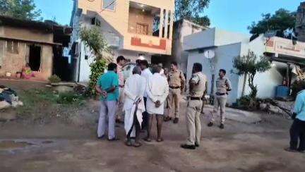 పటాన్​​చెరు: గుమ్మడిదల మున్సిపాలిటీ నల్లవల్లి గ్రామంలో ముందస్తు అరెస్టులు