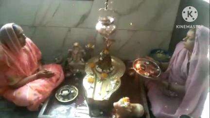 पंधाना: बोरगांव बुजुर्ग के शिव मंदिर में एक लोटा जल चढ़ाने के लिए उमड़ी श्रद्धालुओं की भीड़