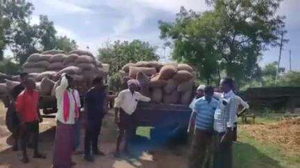 గద్వాల్: లత్తిపురం గ్రామంలో ప్రభుత్వం వడ్లు కొనుగోళ్లు చేయకపోవడంతో మొలకెత్తిన వడ్లు ఆవేదన వ్యక్తం చేస్తున్న రైతులు #localissue