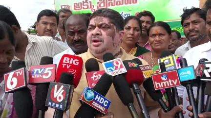 హుస్నాబాద్: పట్టణంలో లో రాత్రి కురిసిన వర్షానికి ఇళ్లలోకి & షాపులలోకి నీళ్ళు పరిశీలించిన మంత్రి పొన్నం ప్రభాకర్
