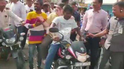 హుస్నాబాద్: బైక్ పై తిరుగుతూ హుస్నాబాద్ పట్టణంలోని పలు ప్రాంతాలను పరిశీలించిన రాష్ట్ర మంత్రి పొన్నం  ప్రభాకర్