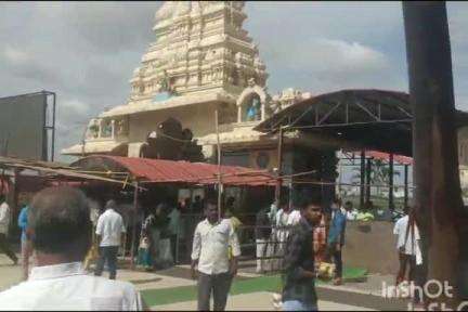 దేవస్థాన ఆలయంలో సెల్ఫీ స్టిక్ పై ప్రత్యేక కథనం, సంతోషం వ్యక్తం చేస్తున్న భక్తులు