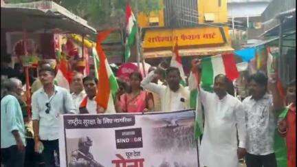 नबीनगर: नवीनगर में सेना के सम्मान में भाजपा कार्यकर्ताओं ने निकाली तिरंगा यात्रा