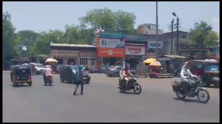 चाळीसगाव: कोतकर कॉलेजच्या समोर २० वर्षीय तरुणीला एका तरुणाने दुचाकी वर बसून पळवून नेले, चाळीसगाव शहर पोलीस ठाण्यात गुन्हा दाखल