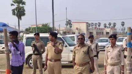छपरा: जिले के जयप्रकाश यूनिवर्सिटी परिसर में डीआईजी और वरीय एसपी ने गृह रक्षकों की बहाली का निरीक्षण किया