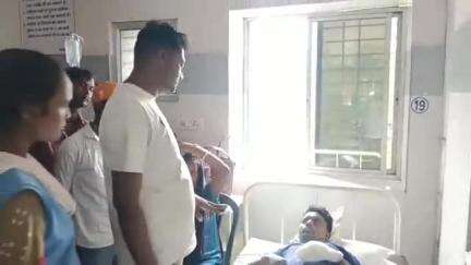आदित्यपुर गम्हरिया: शिवा नर्सिंग होम आदित्यपुर पहुंची JLKM टीम, घायल ठेका मजदूर का जाना हाल, उद्योग प्रबंधन पर लापरवाही का आरोप
