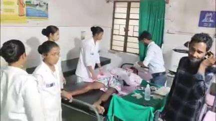 बरहेट: फूलभंगा गांव के पास पिकअप वैन की चपेट में आने से बाइक दुर्घटना, बाइक चालक सहित दो घायल