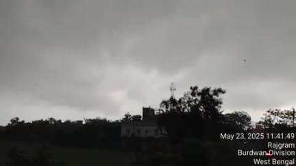 মুরারই ১: সকাল থেকে তীব্র রোদ ও ভ্যাপসা গরমের পরে স্বস্তির বৃষ্টি শুরু হল মুরারই রাজগ্রাম জুড়ে