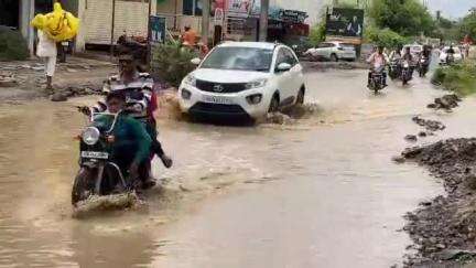अंबाजोगाई: अंबाजोगाईच्या शिताई नगर येथील रस्ता दुरुस्तीची नागरिकांची मागणी #Jansamasya