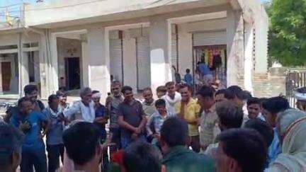 चौथ का बरवाड़ा: बनास नदी में अवैध खनन व परिवहन के विरोध में ग्रामीणों ने ईसरदा में लगाया जाम, पुलिस कर रही समझाइश