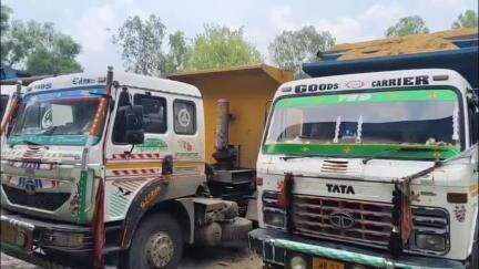ময়ূরেশ্বর ১: মল্লারপুর-হাজিপুর রাস্তায় বালি বোঝায় ১৪ টি ডাম্পার বাজেয়াপ্ত করল মল্লারপুর পুলিশ