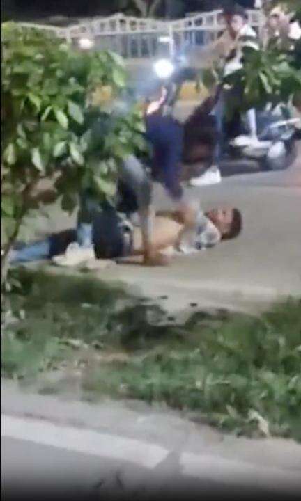 एमपी के इंदौर में गर्लफ्रेंड ने बॉयफ्रेंड को सड़क पर चप्पलों से पीटा, फिर उतरवा लिए कपड़े #viral