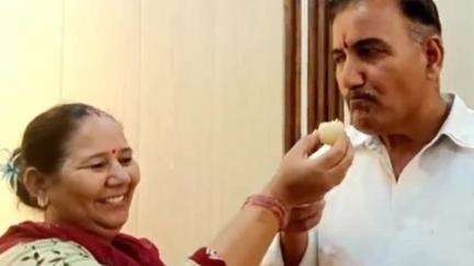 बिलारी: बिलारी साहू कुंज कॉलोनी निवासी सीआरपीएफ के जवान ओम प्रकाश चौधरी का महिला ने किया स्वागत, पाकिस्तान से युद्ध जीतकर लौटे