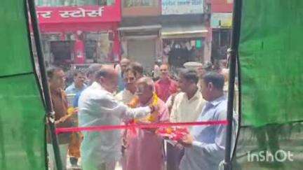 गोला गोकरणनाथ: गोला नगर के सदर चौराहे पर नगर पालिका अध्यक्ष ने कूलिंग पाइंट का शुभारंभ किया