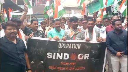 पंधाना: बोरगांव बुजुर्ग में ऑपरेशन सिंदूर की सफलता पर सैनिकों के सम्मान में बस स्टैंड से निकाली गई तिरंगा यात्रा