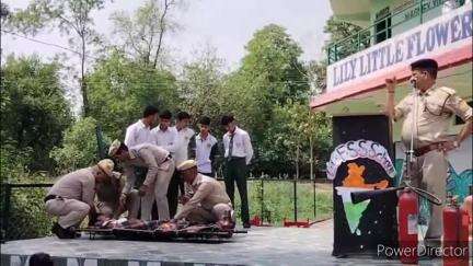 नादौन: लिली लिटिल फ्लावर स्कूल रंगस में दमकल विभाग ने किया मॉक ड्रिल का आयोजन, छात्रों को आपदा से बचने का तरीका बताया