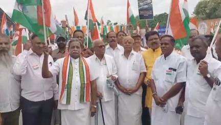 சேலம்: அஸ்தம்பட்டியில் ராணுவ வீரர்களுக்கு நன்றி தெரிவிக்கும் விதமாக பாஜக உள்ளிட்ட பல்வேறு கட்சி சார்பில் தேசியக்கொடி பேரணி