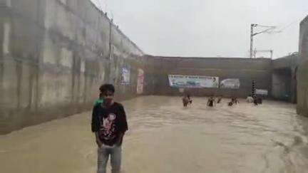 মুরারই ১: টানা এক ঘন্টার বৃষ্টির জেরে আবারো জমলো জল মুরারই রেলওয়ে আন্ডার পাশে, বন্ধ যান চলাচল নাজেহাল স্থানীয়দের