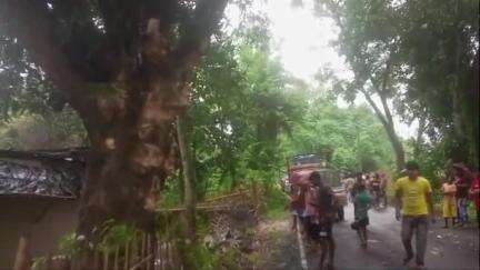 তপন: দক্ষিণ হরসুরায় নিয়ন্ত্রণ হারিয়ে রাস্তার ধারে গাছে ধাক্কা বালি বোঝায় ১৬ চাকা লরির, চাকায় পিষ্ঠ হয়ে মৃত্যু খালাসির