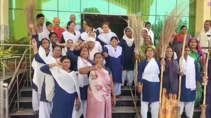 गया टाउन सीडी ब्लॉक: गया के प्रभावती अस्पताल में जीविका कर्मियों का प्रदर्शन, लंबित वेतन की मांग को लेकर किया कार्य बहिष्कार