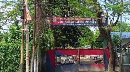 পূব ডিব্ৰুগড়: দুলীয়াজানলৈ যোৱাৰ পথত শৃংখল চলিহাক ডিব্ৰুগড় আৰক্ষীয়ে আটক কৰাকলৈ সদৰত প্ৰতিক্ৰিয়া বীৰ লাচিত সেনা ডিব্ৰুগড় জিলাৰ নেতৃত্বৰ