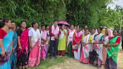 মাৰ্ঘেৰিটা: পানবাৰীৰ সৰুজান আলিৰ ১.১ কিলোমিটাৰ পথ ৮০ লাখ টকা ব্যয়েৰে নিৰ্মাণৰ আধাৰশিলা স্থাপন কৰে ডিগবৈৰ বিধায়ক সুৰেন ফুকনে
