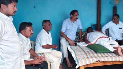 జగిత్యాల: హుస్నాబాద్ గ్రామ మాజీ సర్పంచ్ బత్తుల గంగాధర్ ఇటీవల రోడ్డు ప్రమాదంలో గాయపడగా వారిని  పరామర్శించిన ఎమ్మెల్యే