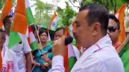 সোণাৰি: আহুখাট গাওঁ পঞ্চায়তৰ মৰাণ হাবি গাঁৱত ত্ৰিৰংগা যাত্ৰাত অংশগ্ৰহন কৰে সোণাৰি সমষ্টিৰ বিধায়ক ধৰ্মেশ্বৰ কোঁৱৰে