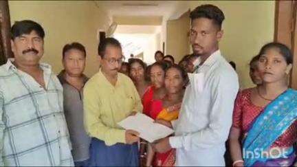 घाटशिला: मईया सम्मान योजना की राशि न मिलने से नाराज़ महिलाओं ने प्रखंड मुख्यालय पहुंचकर बीडीओ को सौंपा ज्ञापन