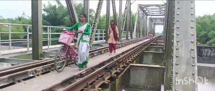 ৰঙিয়া ভাগ: পুঠিমাৰীত এখন পকী দলঙৰ অভাৱত ৰে'ল দলঙেৰে বিপদসংকুল ভাৱে যাতায়ত কৰিছে দুখন জিলাৰ ৰাইজে #jansamasya