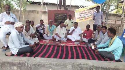 रफीगंज: प्रखंड मुख्यालय में धरनार्थियों को गौ पालकों ने दही और लस्सी पिलाकर किया सम्मानित