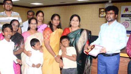 செங்கல்பட்டு: ஆட்சியர் அலுவலகத்தில் அன்னையர் தினத்தை முன்னிட்டு சிறப்பு அன்னையர்களுக்கு பாராட்டு சான்றிதழ் வழங்கிய கலெக்டர்