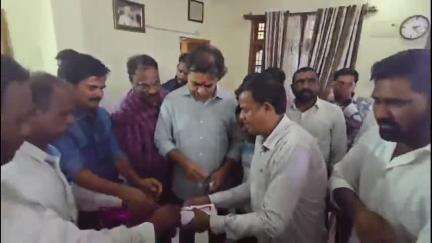 సిరిసిల్ల: టీయూడబ్ల్యూజే హెచ్ 143 యూనియన్ రజతోత్సవాల పోస్టర్ను ఆవిష్కరించిన మాజీమంత్రి కేటీఆర్