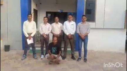 લુણાવાડા: નાસતા ફરતા આરોપીને મહીસાગર લોકલ ક્રાઈમ બ્રાન્ચ દ્વારા બીએસએનએલ ત્રણ રસ્તા પાસેથી ઝડપી પાડવામાં આવ્યો