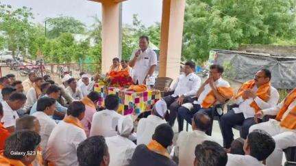 वैजापूर: सवंदगाव येथे आमदार रमेश बोरनारे यांच्या हस्ते रस्त्याच्या दुरुस्ती कामाचे भूमिपूजन