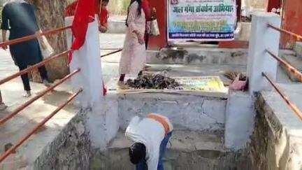 करेरा: 'जल गंगा संवर्धन' अभियान के तहत बांस पहाड़िया सिद्धन मंदिर के कुंड की जन अभियान परिषद ने की साफ़-सफ़ाई