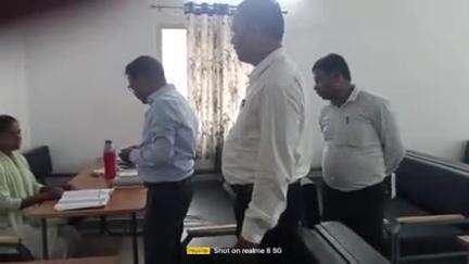 पालकोट। प्रखंड़। भू अर्जन पदाधिकारी आए प्रखंड विकास पदाधिकारी से वार्तालाप किया और लाइब्रेरी का दो बच्चों से पढ़ाई के बा