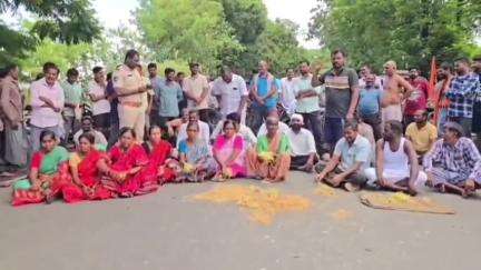 జగిత్యాల: అకాల వర్షానికి తడిసిన ధాన్యం....వరి ధాన్యం కొనుగోలు చేయాలంటూ రైతులు రోడ్డుపై బైఠాయించి ఆందోళన ధర్నా