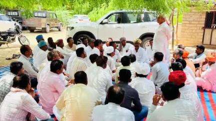 चितलवाना: खासरवी मंडल में कांग्रेस की संगठनात्मक बैठक संपन्न, पूर्व मंत्री व विधानसभा प्रभारी ने कार्यकर्ताओं से संवाद किया