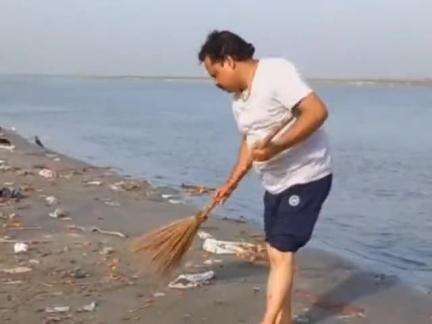 धनौरा: गजरौला के तिगरी गंगा धाम में गंगा की सफाई के लिए पहुंचे नमामि गंगे के पदाधिकारी
