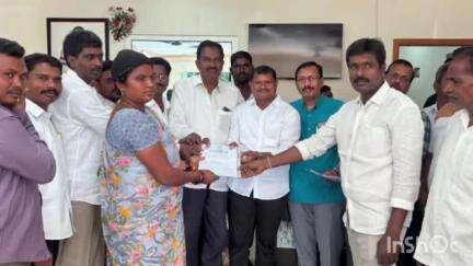 అశ్వారావుపేట: దమ్మపేట మండలం గండుగులపల్లి MLA క్యాంపు కార్యాలయంలో,అన్నపురెడ్డిపల్లి మండలంలో ఇందిరమ్మ ఇళ్ల హక్కు పత్రాలను అందజేసిన MLA