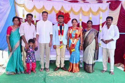 అలంపూర్: కొంకల గ్రామానికి చెందిన వివాహ వేడుకల్లో పాల్గొన్న ఉమ్మడి మహబూబ్ నగర్ జిల్లా ఎమ్మెల్సీ చల్లా వెంకటారామి రెడ్డి