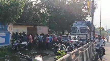 आदित्यपुर गम्हरिया: RD रबर रिक.रिफ. के सामने सर्विस रोड जामकर गेट पर प्रदर्शन, घायल मजदूर को इंसाफ दिलाने पहुंचे JMM नेता