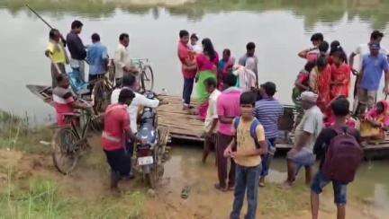 গড়বেতা ২: মুকুটমনিপুর জলাধার থেকে জল ছাড়ার কারণে শিলাবতী নদীর উপর পাথরবেড়িয়া এলাকায় ভেঙে পড়ল অস্থায়ী রাস্তা, চলছে নৌকো