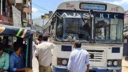 గంగాధర నెల్లూరు: కార్వేటినగరంలో ఆర్టీసీ బస్సును ఢీ కొట్టిన లారీ, తప్పిన పెను ప్రమాదం