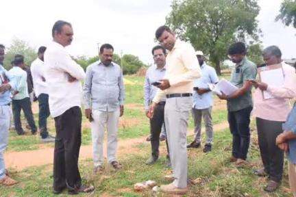 గద్వాల్: చింతరేవుల గ్రామంలో జవహర్ నెట్టెంపాడు లిఫ్ట్ ఇరిగేషన్ ప్రాజెక్టు సందర్శించిన:జిల్లా కలెక్టర్ బి ఎం సంతోష్ కుమార్