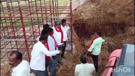 అశ్వారావుపేట: ములకలపల్లి మండల కేంద్రంలోని సీతారామ ప్రాజెక్ట్ కాలువ పిల్లర్ కూలిపోయిన ప్రాంతాన్ని సందర్శించిన సిపిఎం పార్టీ శ్రేణులు