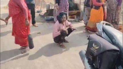 मोठ: ग्राम रगोली के समीप सड़क किनारे खड़े मिक्चर से असंतुलित होकर टकराए बाइक सवार, दो लोग घायल