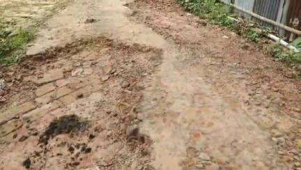 বিশালগড়: সড়ক সংস্কারে রাস্তায় নেমে আন্দোলনে নামলো এলাকাবাসী, ঘটনার ২৬ কার্ড এলাকায় #jansamasya