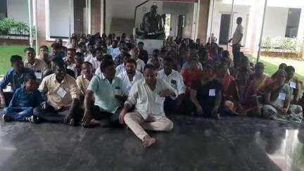 ஓமலூர்: பெரியார் பல்கலைக்கழக பொறுப்பு துணைவேந்தரை பதவி நீக்கம் செய்யக்கோரி பல்கலைக்கழக வளாகத்தில் தர்ணா போராட்டம்